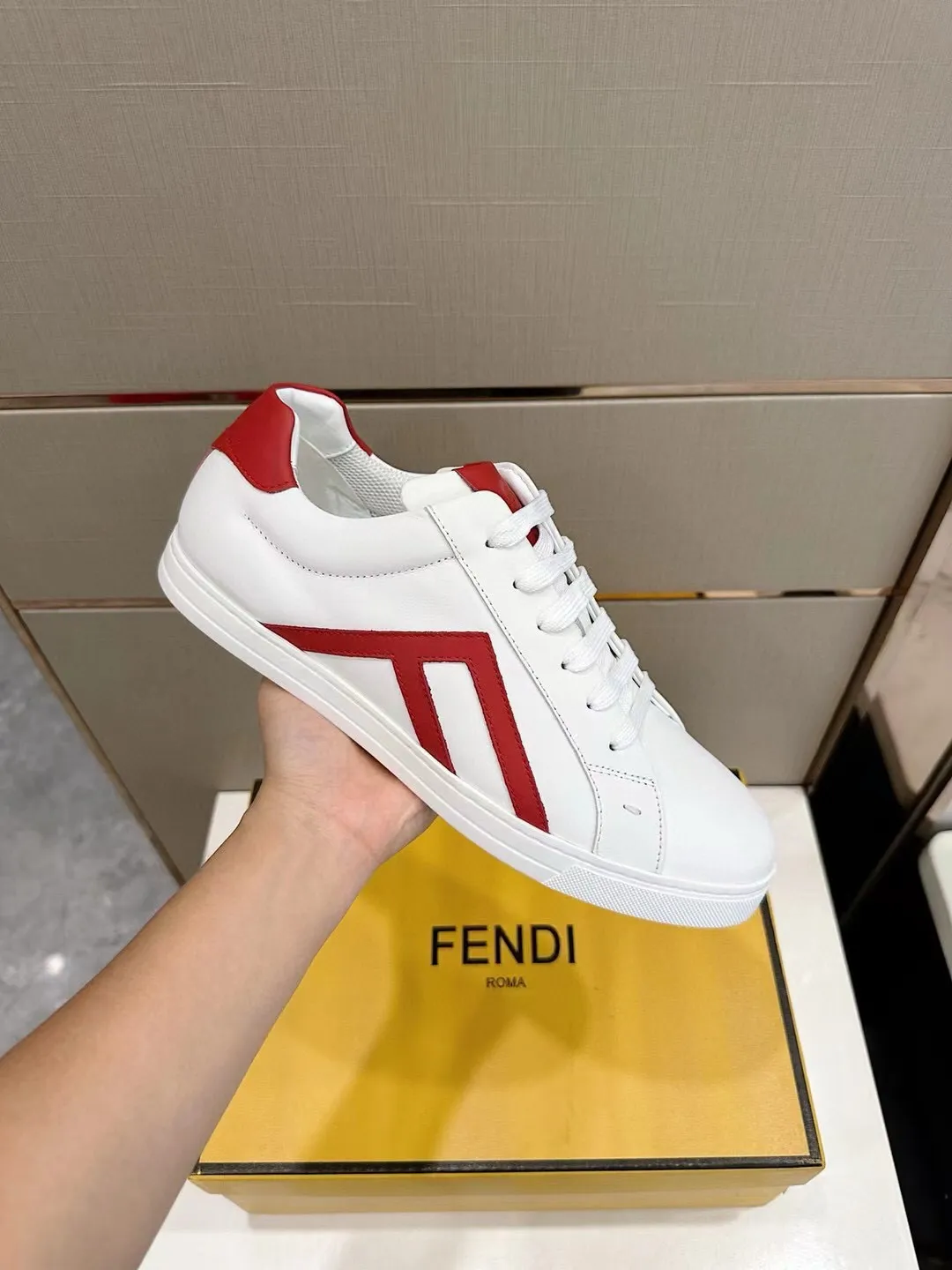 Factory price: 380💰 Fendi men's sports shoes - top version. In the corner, there is no limit to expression, highlighting the FF element cowhide to highlight personality, walking well! The shoe mouth is embossed with brand letters with a cowhide label. Cowhide upper + cowhide stitching mesh lining + T men's men's shoes 💰U outsole Size: 38-44, (customized at 45)